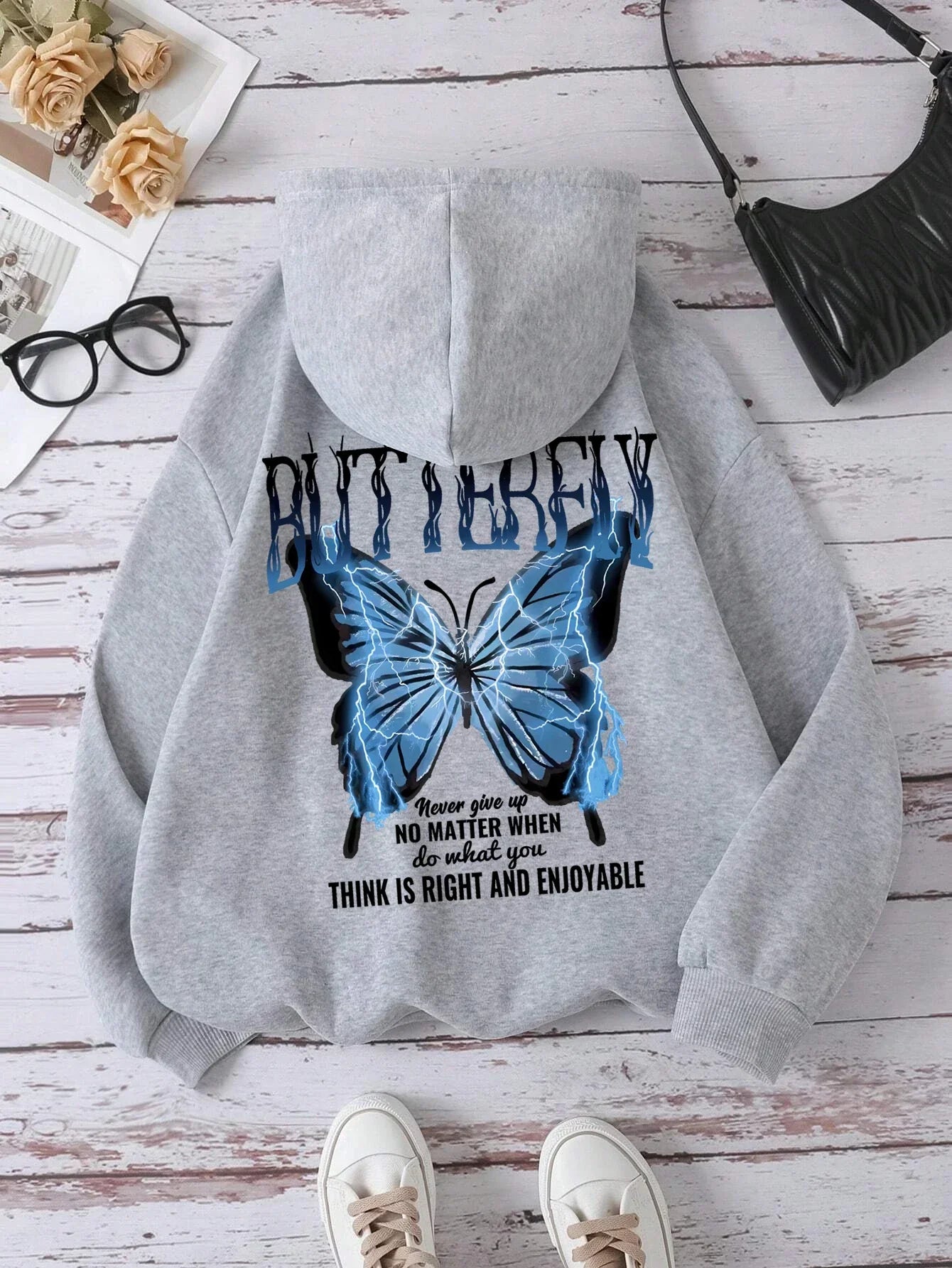 Butterfly Print Sweater – Oversized Unisex Trui met Tekst en Vlinderprint